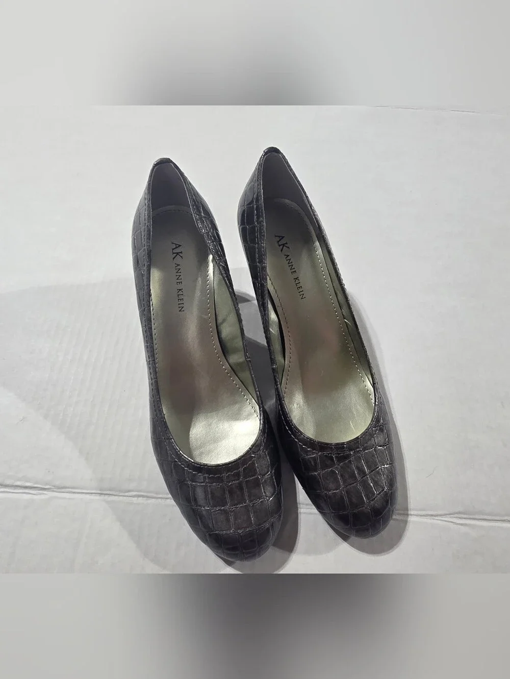 Anne Klein Women's Gray Croc-Embossed Round-Toe Pumps